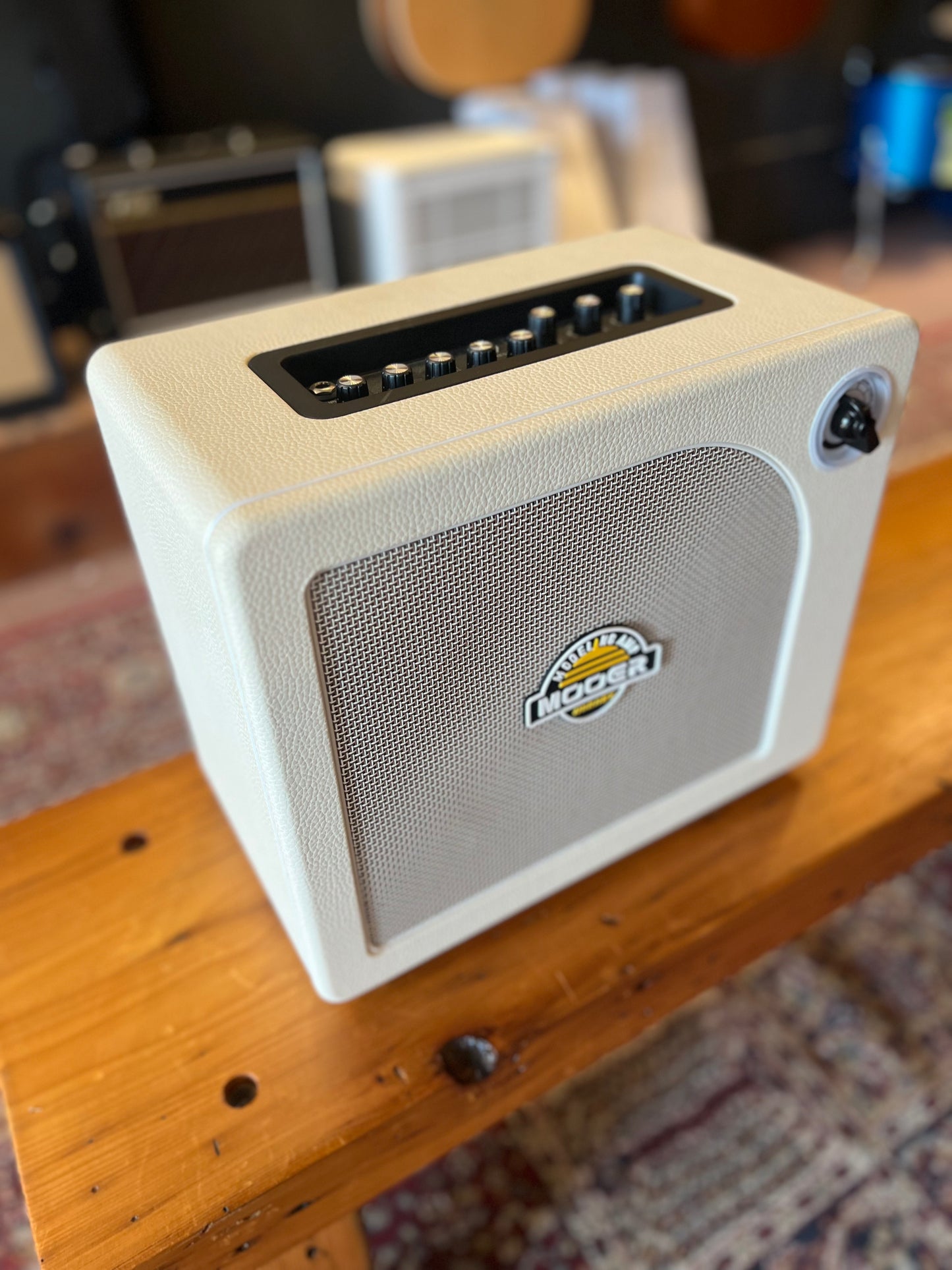 Mooer Hornet 30w Modeling Guitar Amplifier White USED