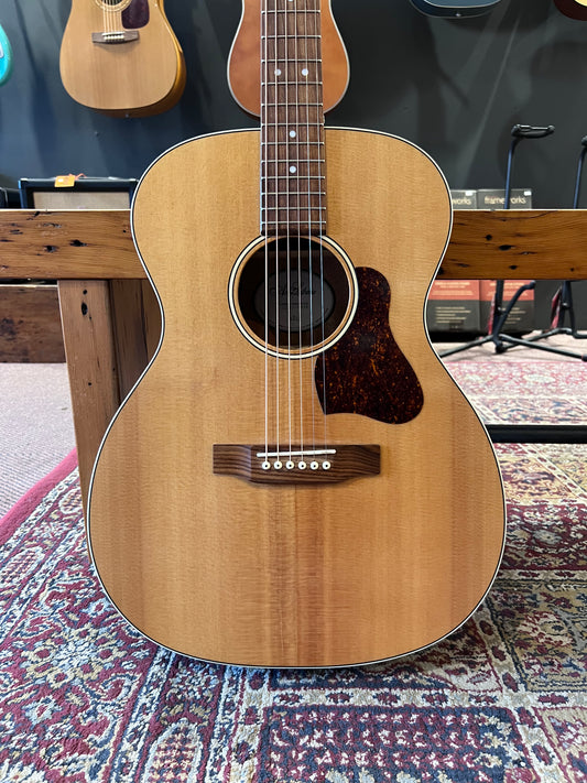 Art & Lutherie Acoustic Guitar with fishman pickup (offshore model) USED